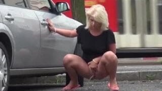 Compilation de pisseuses en extérieur
