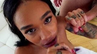 Julie Kay suce deux queues dans un Porno