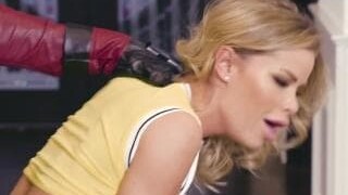 Jessa Rhodes se fait prendre par Deadpool