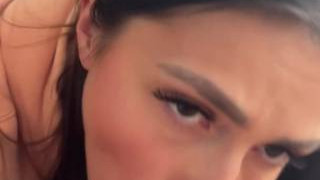 Elle se produit des vidéos amateurs blowjobs