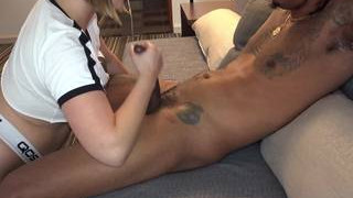 Kate England rasée de près pour une baise