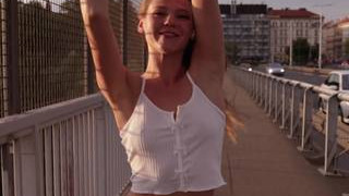 Un skinny teen porn en visite en ville